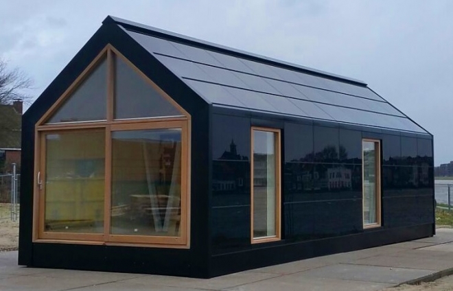 Een nieuwe norm voor duurzaam bouwen met het dak en alle wanden van zonnepanelen
